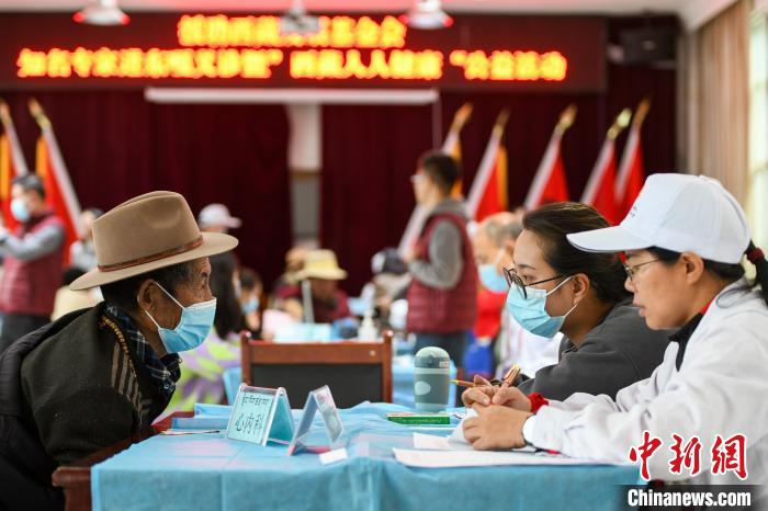 圖為9月11日，西藏日喀則桑珠孜區(qū)東嘎鄉(xiāng)義診現(xiàn)場?！〗w波 攝