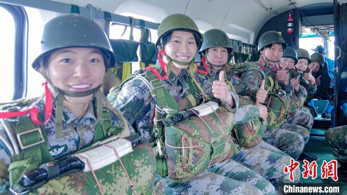 圖為女兵們在直升機上準備跳傘。　王述東 攝
