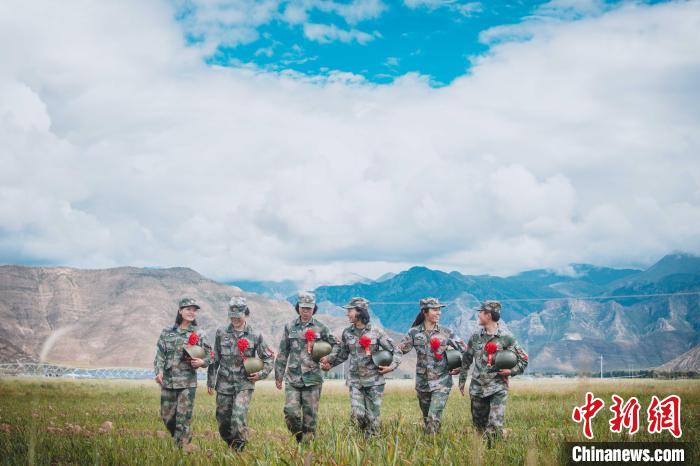 圖為身戴“首跳光榮”大紅花的女兵。　王述東 攝