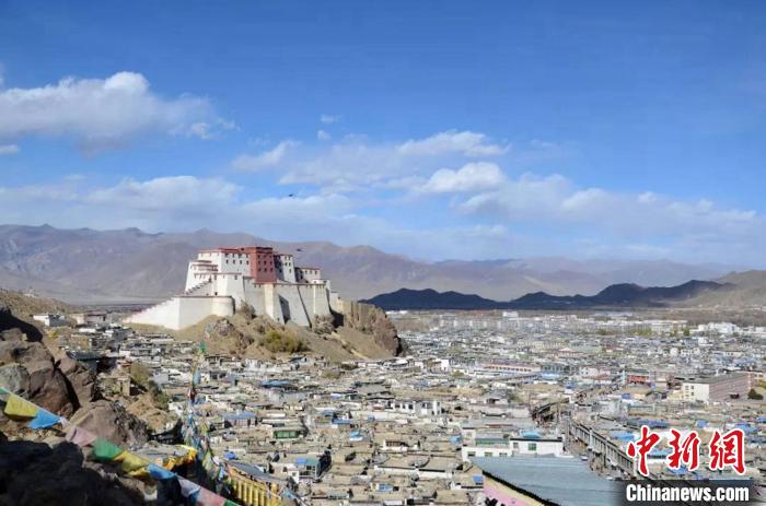 日喀則是“千山之宗，萬水之源”，有著大城市所向往的天然資源。　華東師大供圖