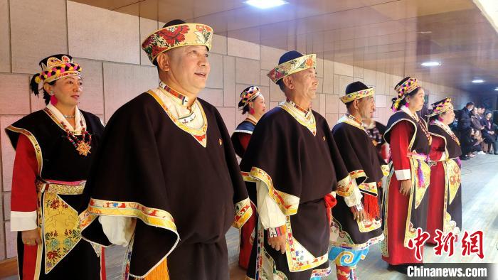 圖為西藏老年舞蹈隊在后臺準(zhǔn)備上場。　貢桑拉姆 攝