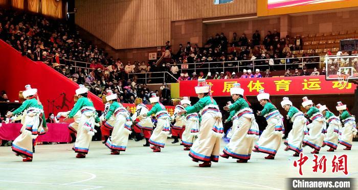 圖為西藏老年舞蹈隊齊跳傳統(tǒng)鍋莊舞?！∝暽＠?攝