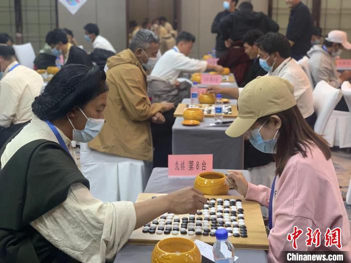 圖為參賽選手正在進(jìn)行藏棋對(duì)弈?！≈x牧 攝