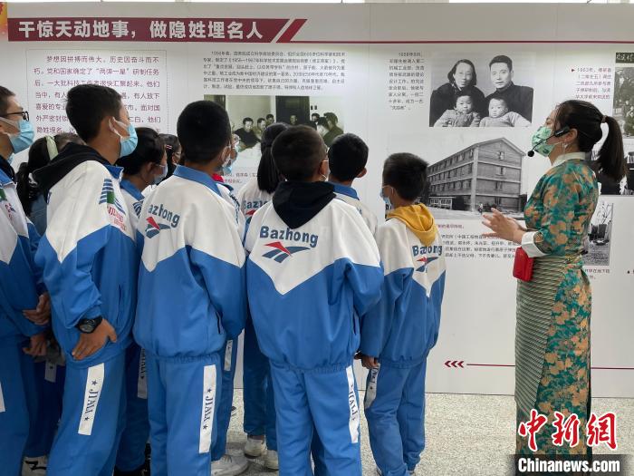 圖為學(xué)生正在聽(tīng)講解員講解。　謝牧 攝