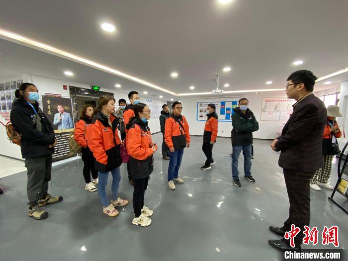 圖為2021瀾湄萬(wàn)里行中外媒體在昌都新區(qū)采訪?！±罱瓕?攝