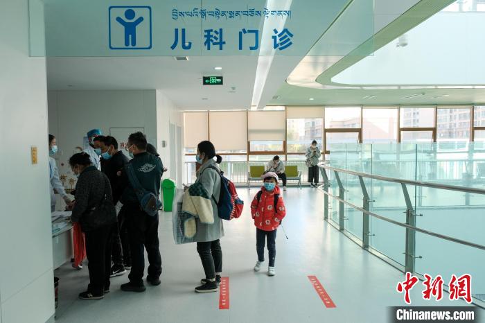 圖為兒科義診接診現(xiàn)場?！〗w波 攝