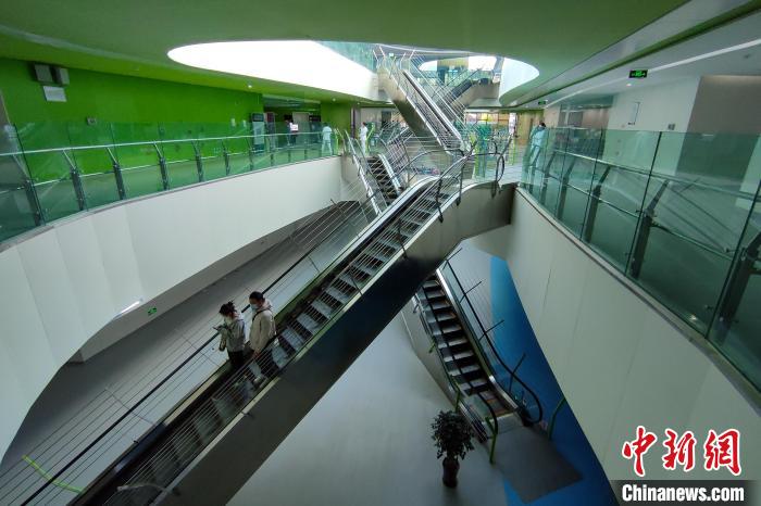 圖為西藏自治區(qū)婦產(chǎn)兒童醫(yī)院內(nèi)景?！〗w波 攝
