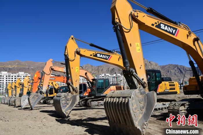 圖為人大附中拉薩學(xué)校開工奠基儀式現(xiàn)場。　貢嘎來松 攝