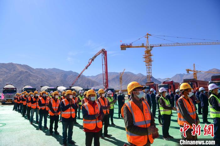 圖為人大附中拉薩學(xué)校開工奠基儀式現(xiàn)場。　貢嘎來松 攝