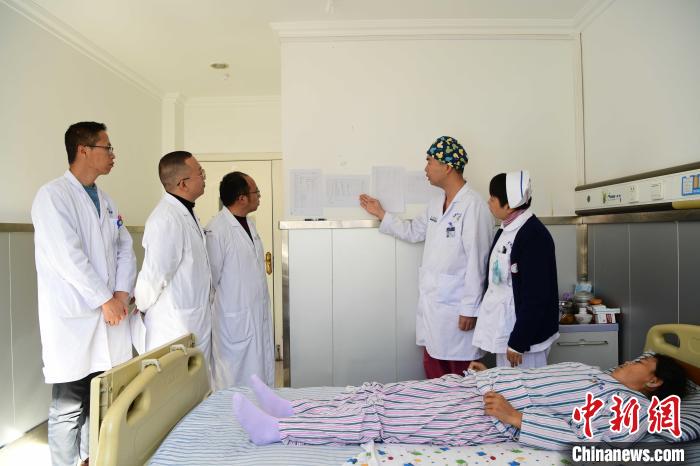 圖為何蔚副主任醫(yī)師(站右二)及團隊術(shù)后對患者的肌肉訓(xùn)練、蛋白飲食等制定了每半日的康復(fù)計劃。　貢嘎來松 攝