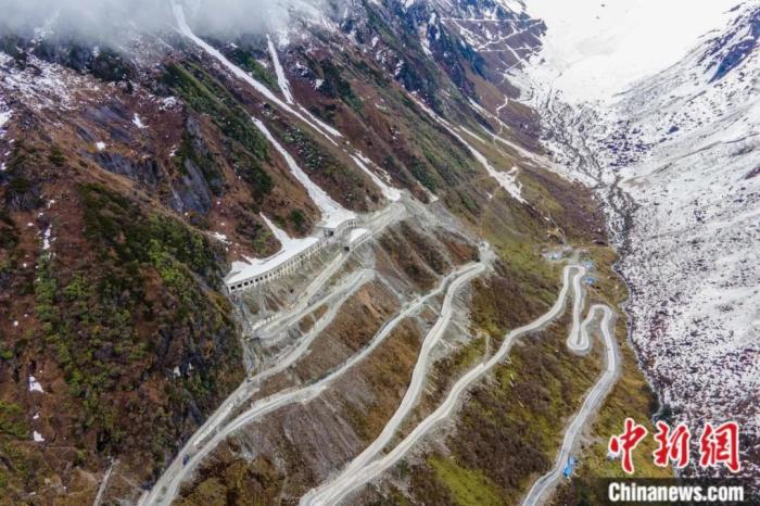 圖為嘎隆拉隧道南段，穿過該隧道后便正式進入了墨脫縣范圍。