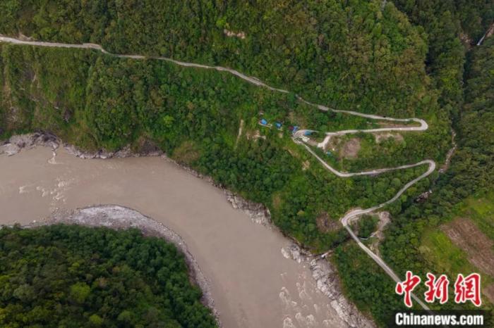 雅魯藏布江一側的墨脫公路。