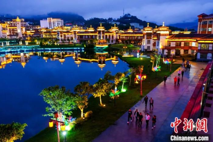墨脫入夜，華燈初上，昔日“高原孤島”如今日漸繁華。