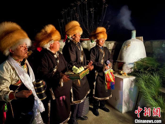 圖為除夕之夜進(jìn)行的驅(qū)鬼儀式?！∪轿木?攝