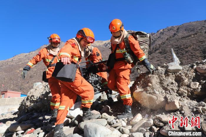 圖為參訓(xùn)消防指戰(zhàn)員密切配合進(jìn)行訓(xùn)練?！〔际猩窒乐ш?duì)江達(dá)縣中隊(duì) 攝