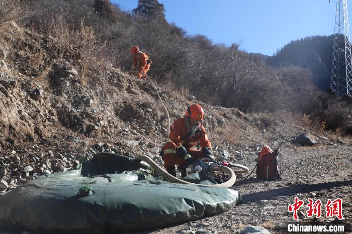 圖為參訓(xùn)消防指戰(zhàn)員架設(shè)蓄水池?！〔际猩窒乐ш?duì)江達(dá)縣中隊(duì) 攝