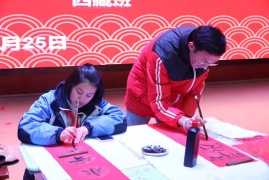 現(xiàn)場書寫春聯(lián)。梁超攝