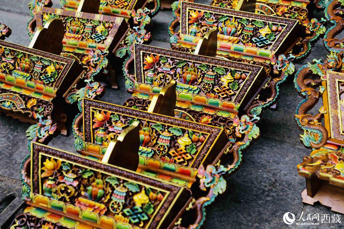 年貨市場上的切瑪盒。（切瑪盒是藏歷新年吉祥物，是在精制斗型木盒中用隔板分開，分別盛入炒麥粒和糌粑，插上“仔卓”，象征著人壽年豐、吉祥如意。）人民網(wǎng) 次仁羅布攝