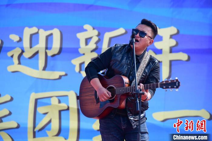 圖為文藝匯演現(xiàn)場(chǎng)?！∝暩聛?lái)松 攝