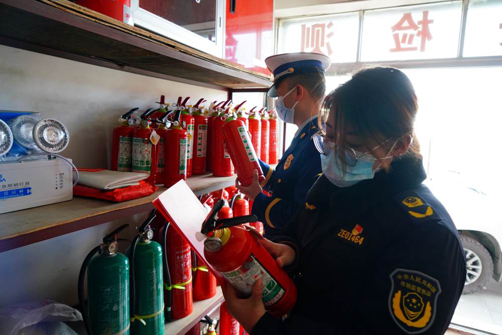 檢查消防器材。圖片由那曲消防提供