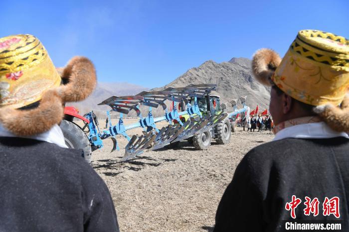 圖為拉薩市曲水縣茶巴朗村春耕儀式現(xiàn)場?！∝暩聛硭?攝