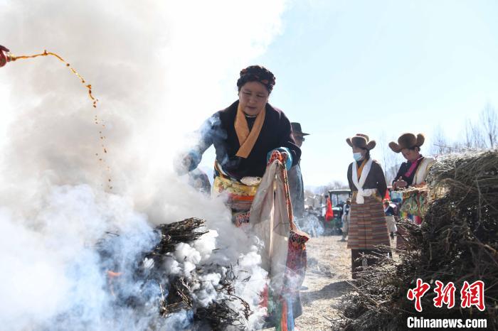 圖為拉薩市曲水縣茶巴朗村村民在春耕儀式前煨桑?！∝暩聛硭?攝