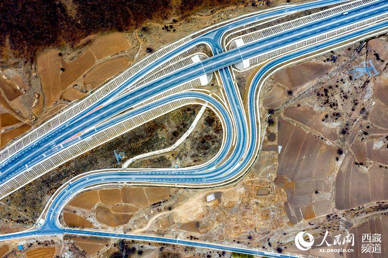 拉林高等級公路。徐馭堯攝