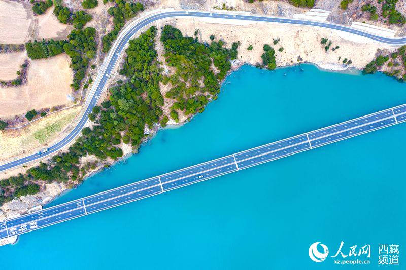 拉林高等級公路。徐馭堯攝