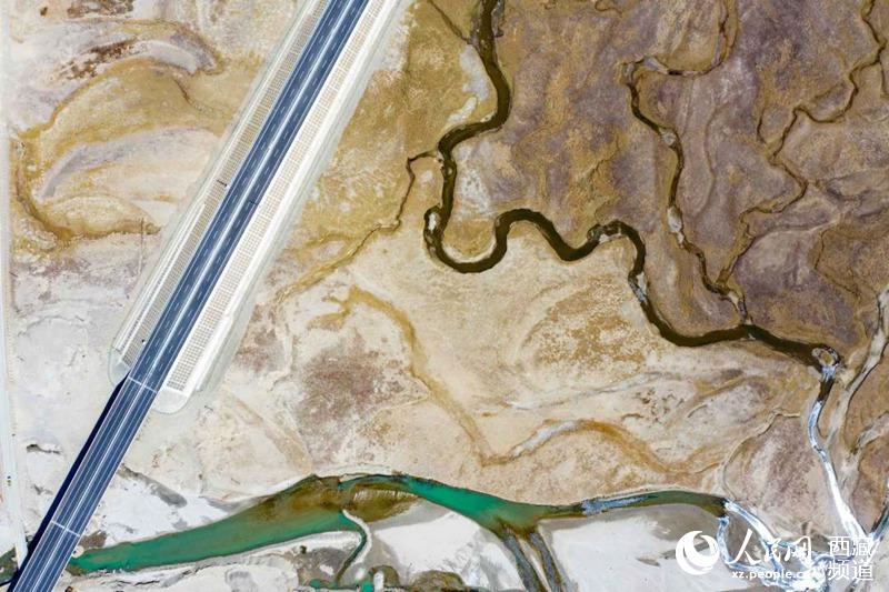 那拉高速公路。徐馭堯攝