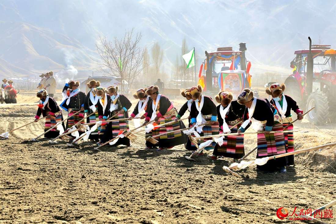 當(dāng)?shù)卮迕裆碇?jié)日盛裝，舉行春耕儀式。人民網(wǎng) 次仁羅布攝