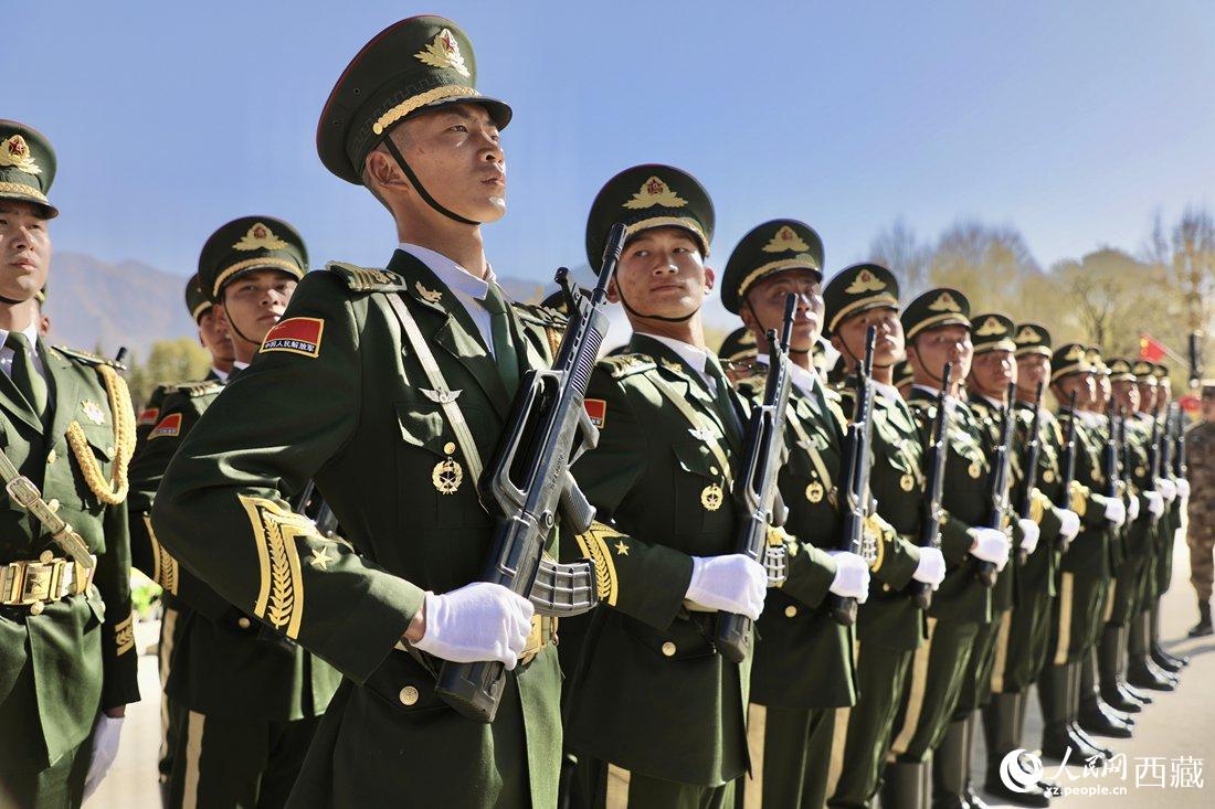 國(guó)旗護(hù)衛(wèi)隊(duì)隊(duì)員。人民網(wǎng)次仁羅布 攝