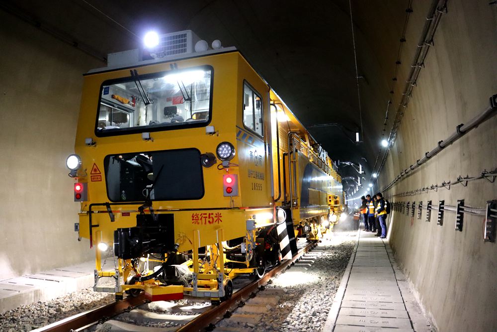 拉林鐵路迎來“大黃蜂”。祁國慶攝