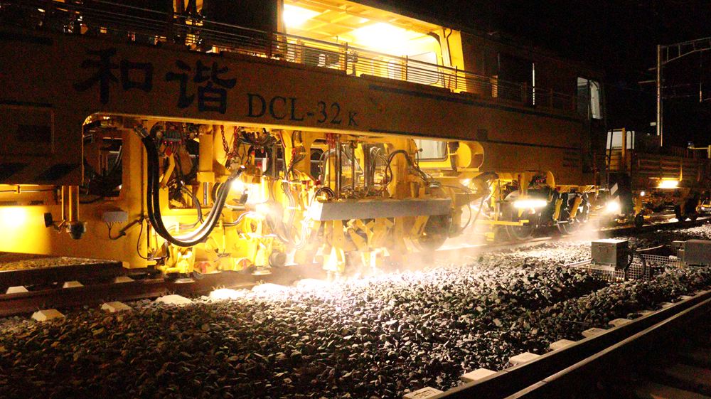 拉林鐵路迎來“大黃蜂”。祁國慶攝