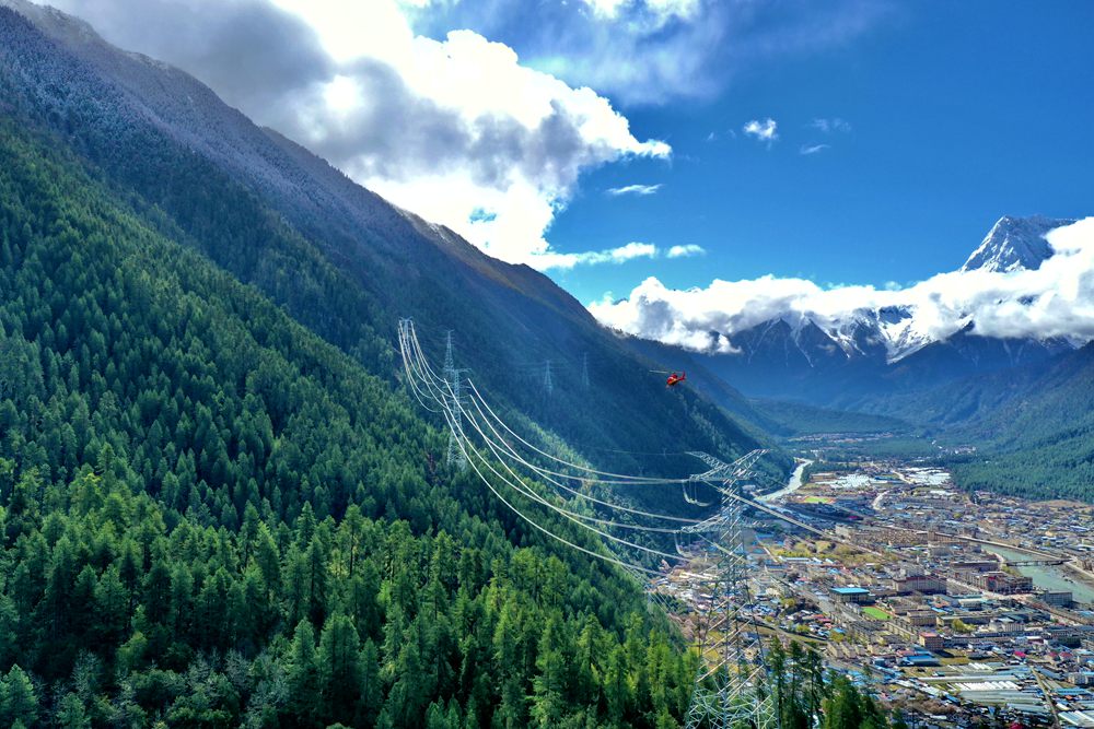 對波林線進行巡視檢查。閆昱翰攝