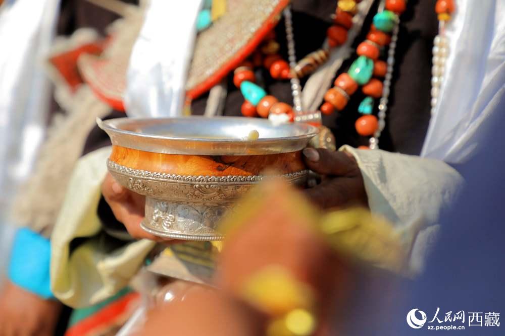 普蘭群眾展示當(dāng)?shù)靥厣?。人民網(wǎng) 李海霞攝