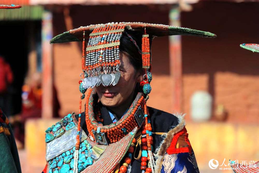 普蘭群眾展示特色服飾。人民網(wǎng) 李海霞攝