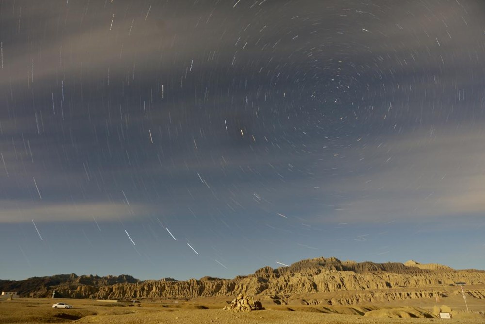 札達(dá)土林上空的星空。旦真次旦攝