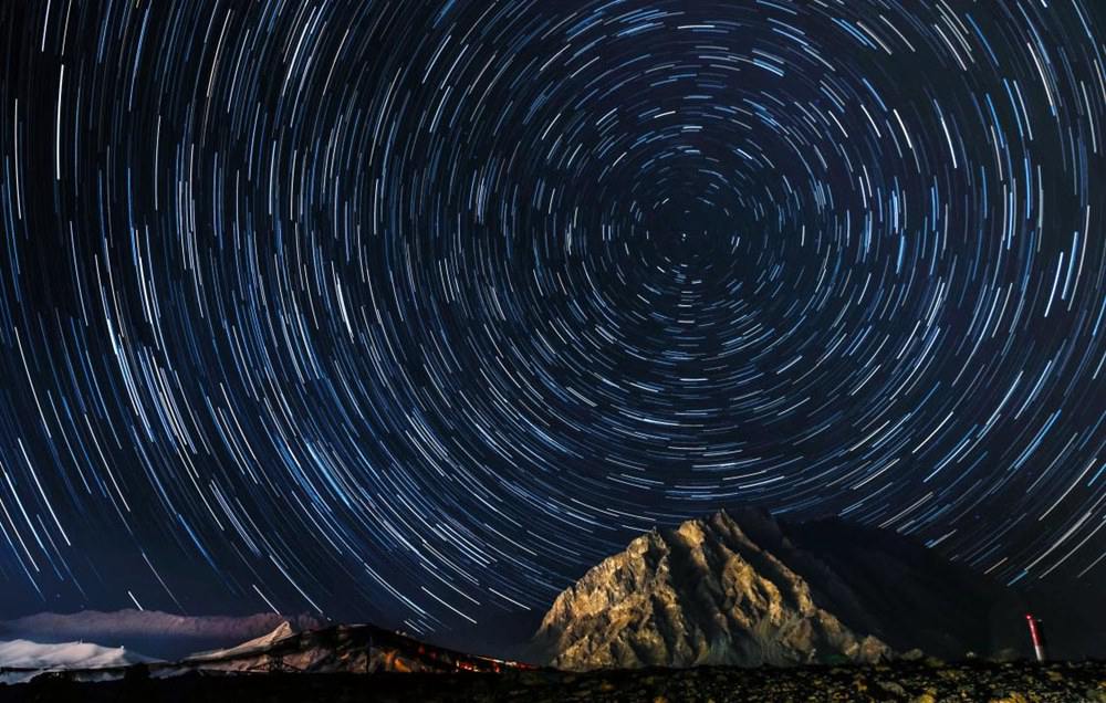 微微風(fēng)簇浪，散作滿河星。貢覺群培攝