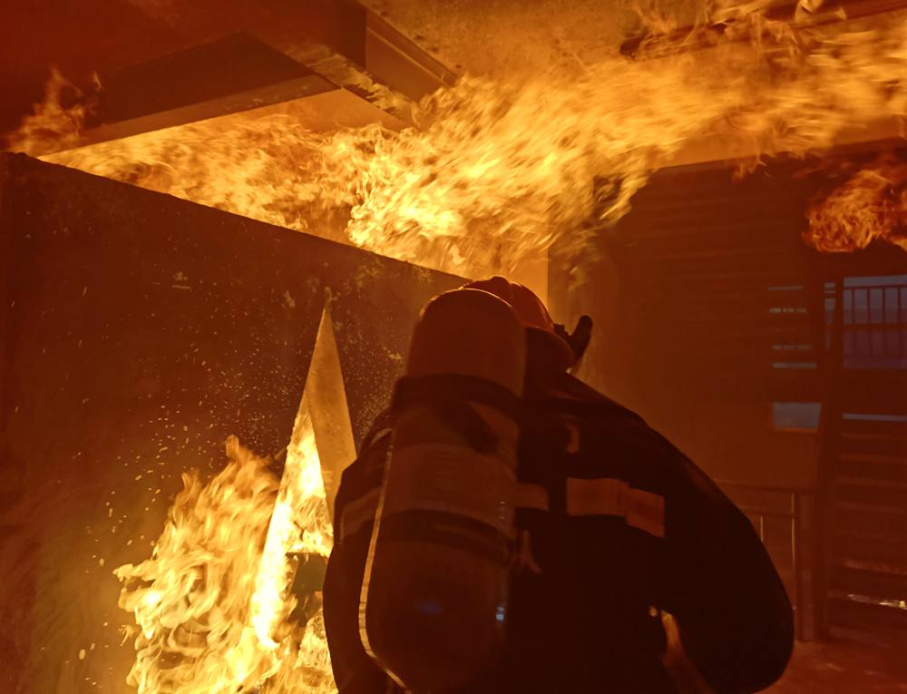 畫(huà)面“燃爆”。