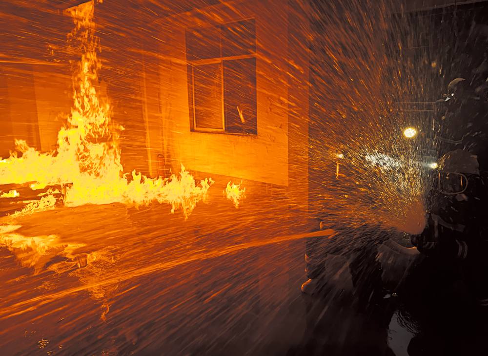 滅火救援演練，畫(huà)面震撼。