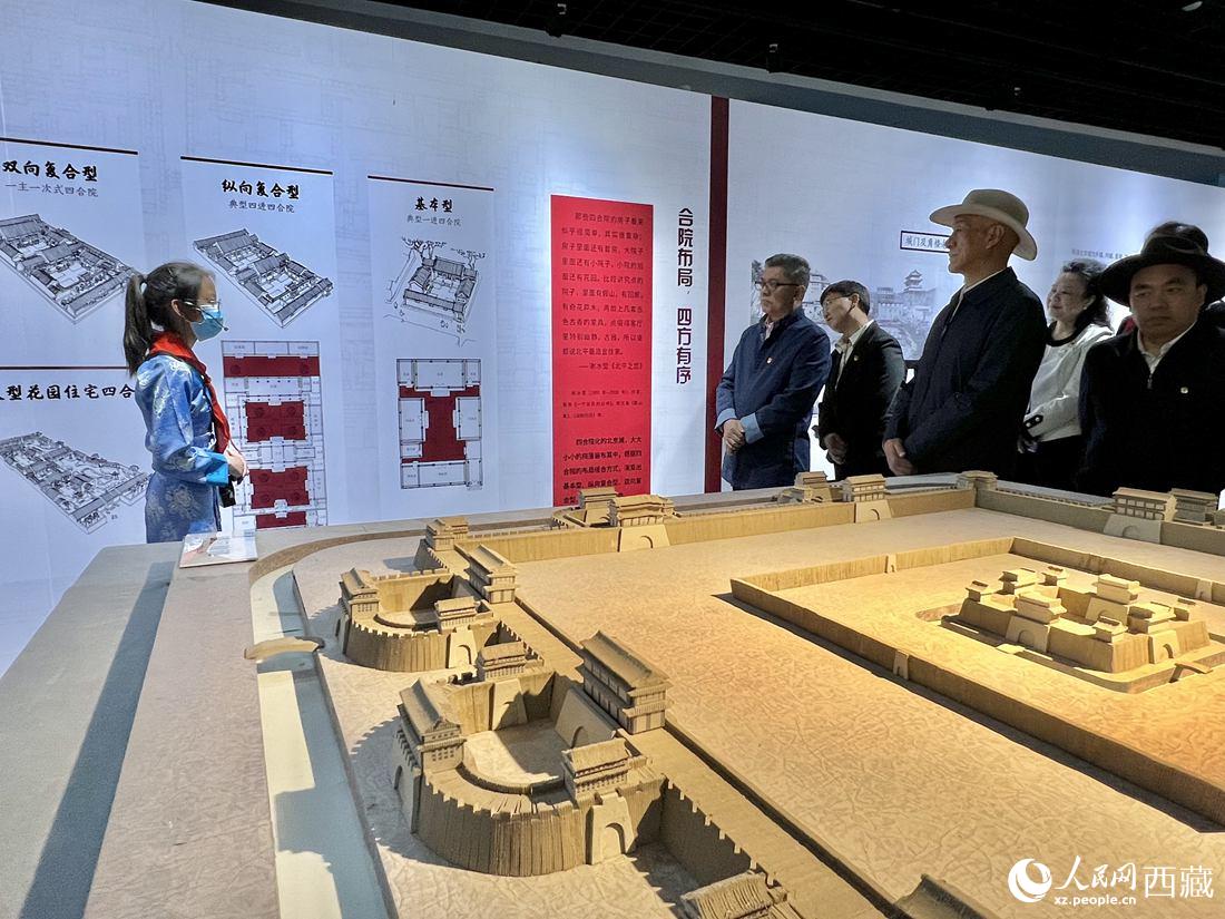 參觀人員認(rèn)真聆聽講解員的解說。人民網(wǎng) 次仁羅布攝