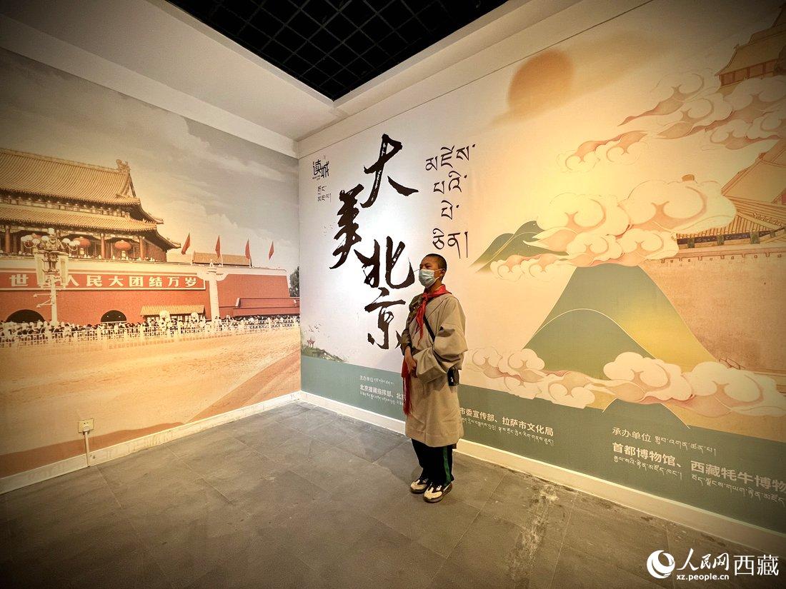 拉薩市北京實(shí)驗(yàn)中學(xué)的學(xué)生講解員進(jìn)行講解。人民網(wǎng) 次仁羅布攝