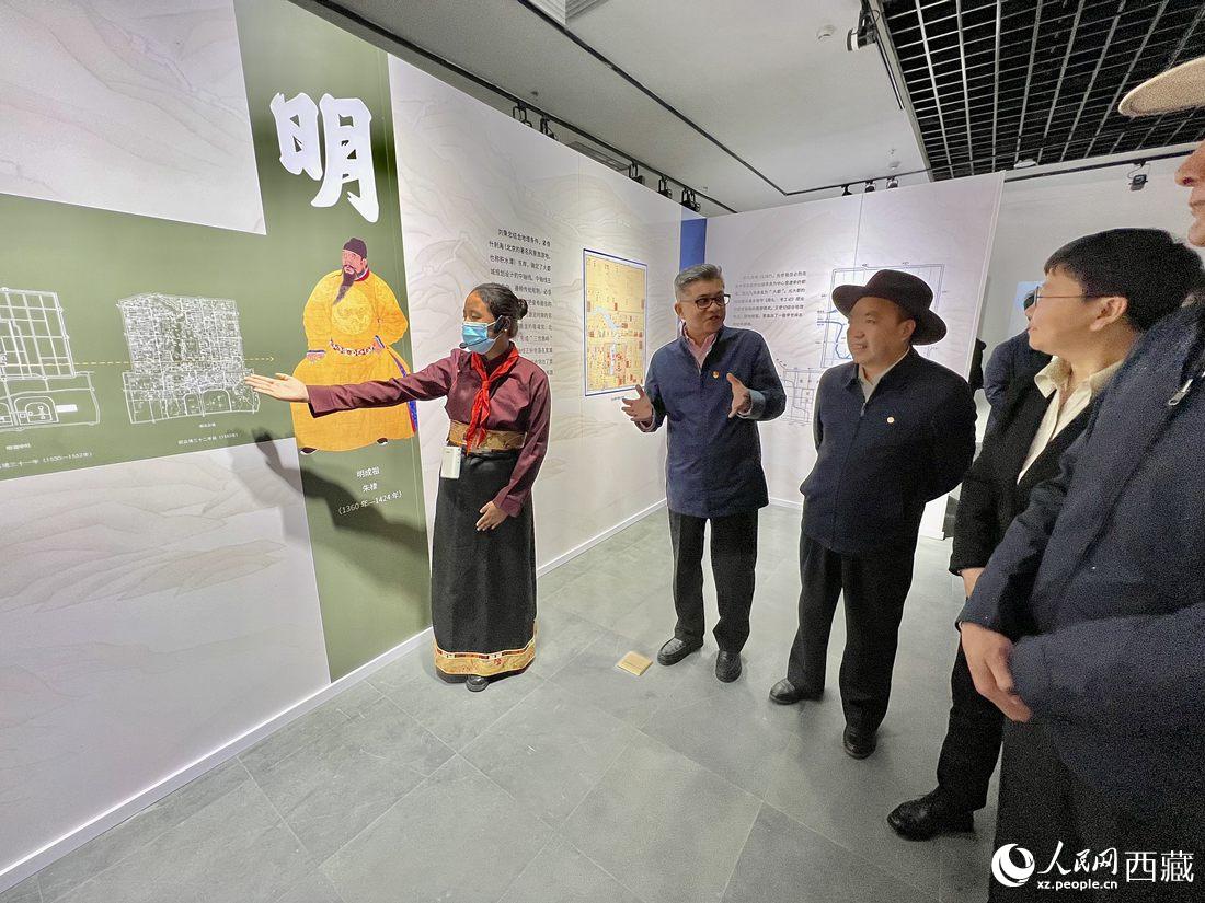 拉薩市北京實(shí)驗(yàn)中學(xué)的學(xué)生講解員進(jìn)行講解。人民網(wǎng) 次仁羅布攝