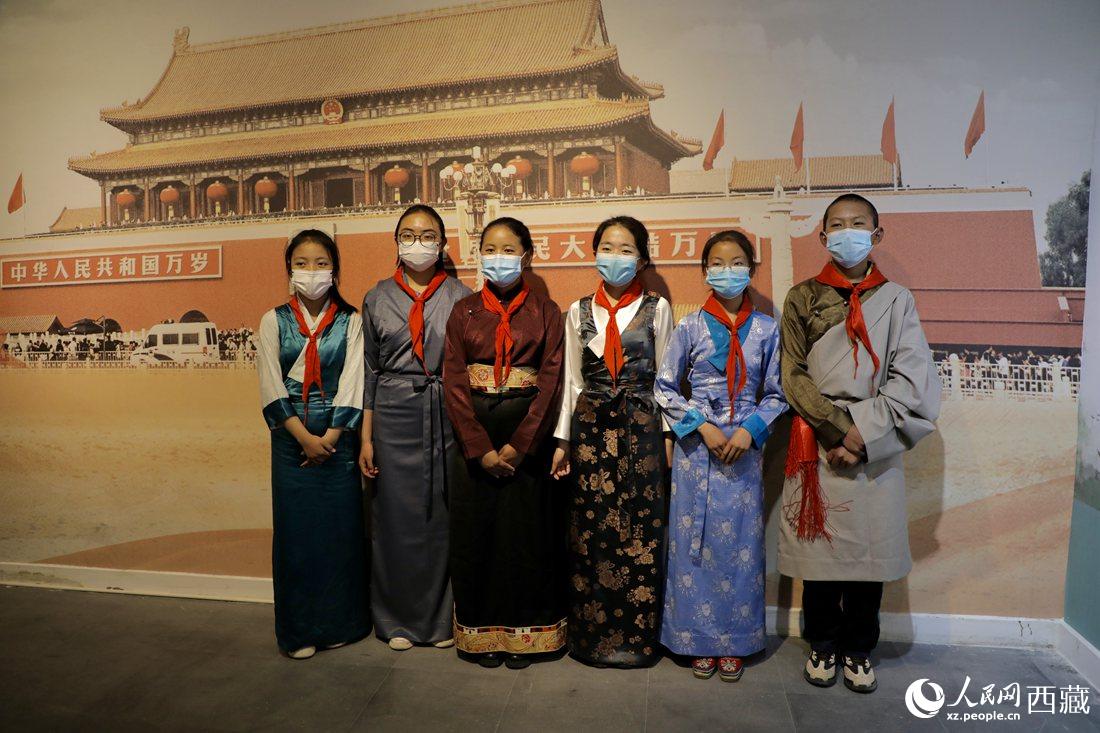 拉薩市北京實(shí)驗(yàn)中學(xué)的小講解員們。人民網(wǎng) 次仁羅布攝