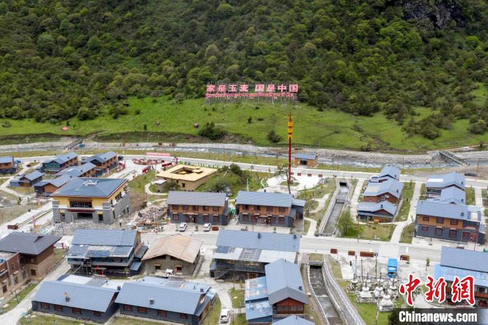 “家是玉麥 國是中國”的大字豎立在玉麥鄉(xiāng)旁的山腳上?！钊A峰 攝