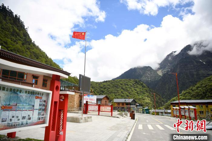 玉麥鄉(xiāng)內(nèi)道路變成了硬化路?！钊A峰 攝