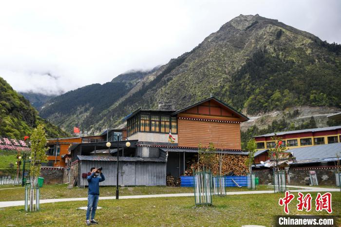 一位攝影愛好者在玉麥鄉(xiāng)拍攝?！钊A峰 攝