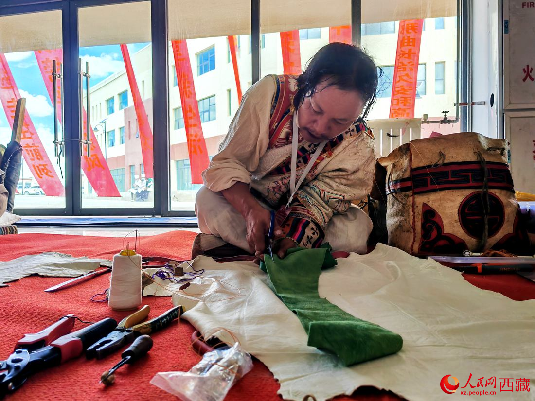 曾經(jīng)的放牛娃學(xué)得一身好手藝。人民網(wǎng) 李海霞攝