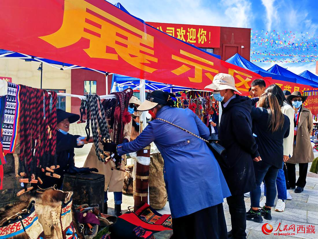 技能大賽現(xiàn)場引來不少客戶。人民網(wǎng) 李海霞攝