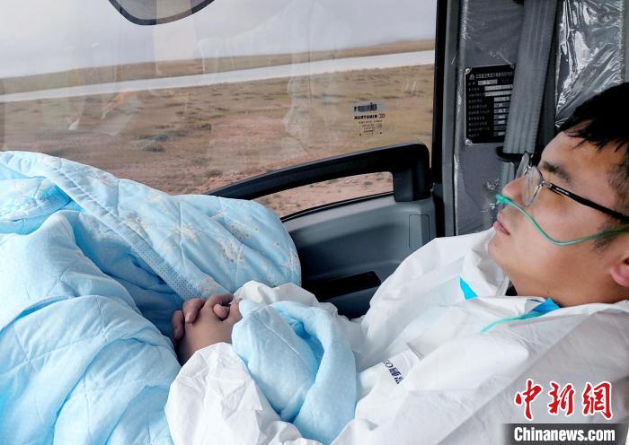 從咸陽開始到拉薩，閆光宇和朋友吃住均不離車?！∴嵟?攝